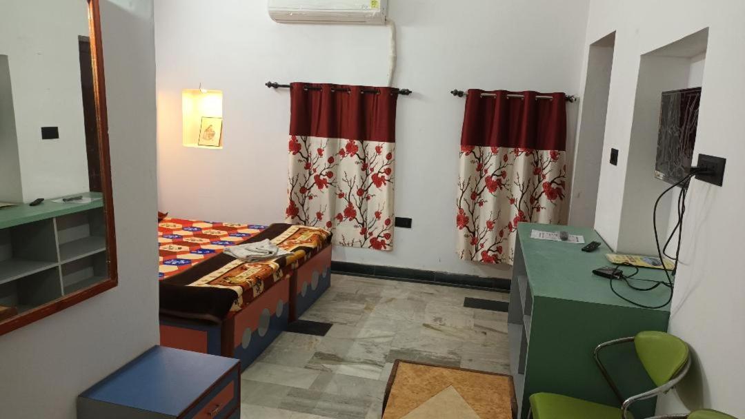 Jag Niwas Guest House & Pure Veg Restaurant Udaipur Exterior foto