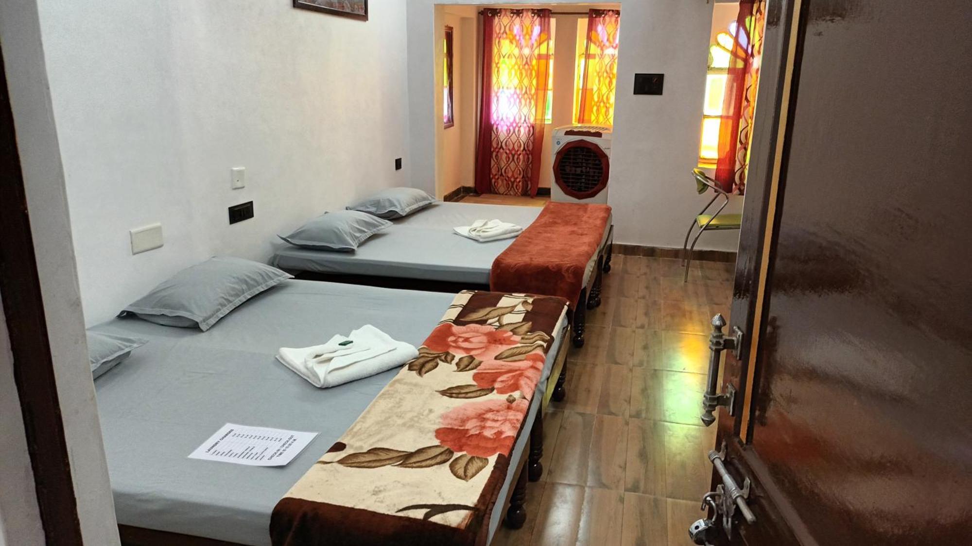 Jag Niwas Guest House & Pure Veg Restaurant Udaipur Exterior foto