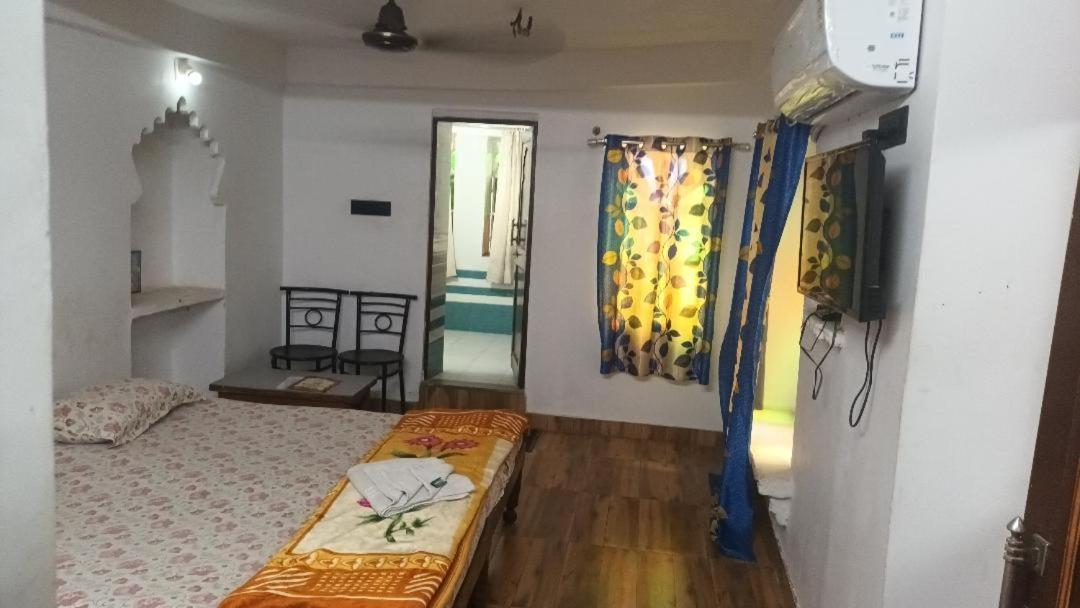 Jag Niwas Guest House & Pure Veg Restaurant Udaipur Exterior foto