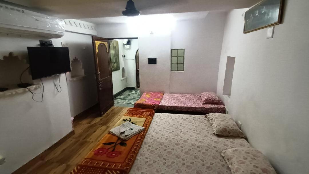 Jag Niwas Guest House & Pure Veg Restaurant Udaipur Exterior foto