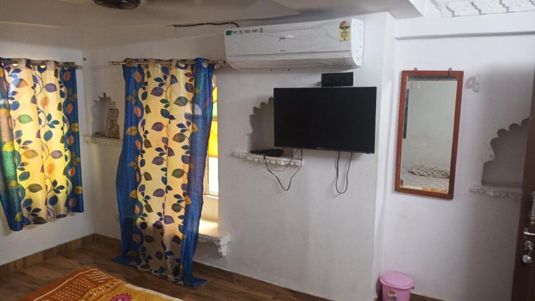 Jag Niwas Guest House & Pure Veg Restaurant Udaipur Exterior foto