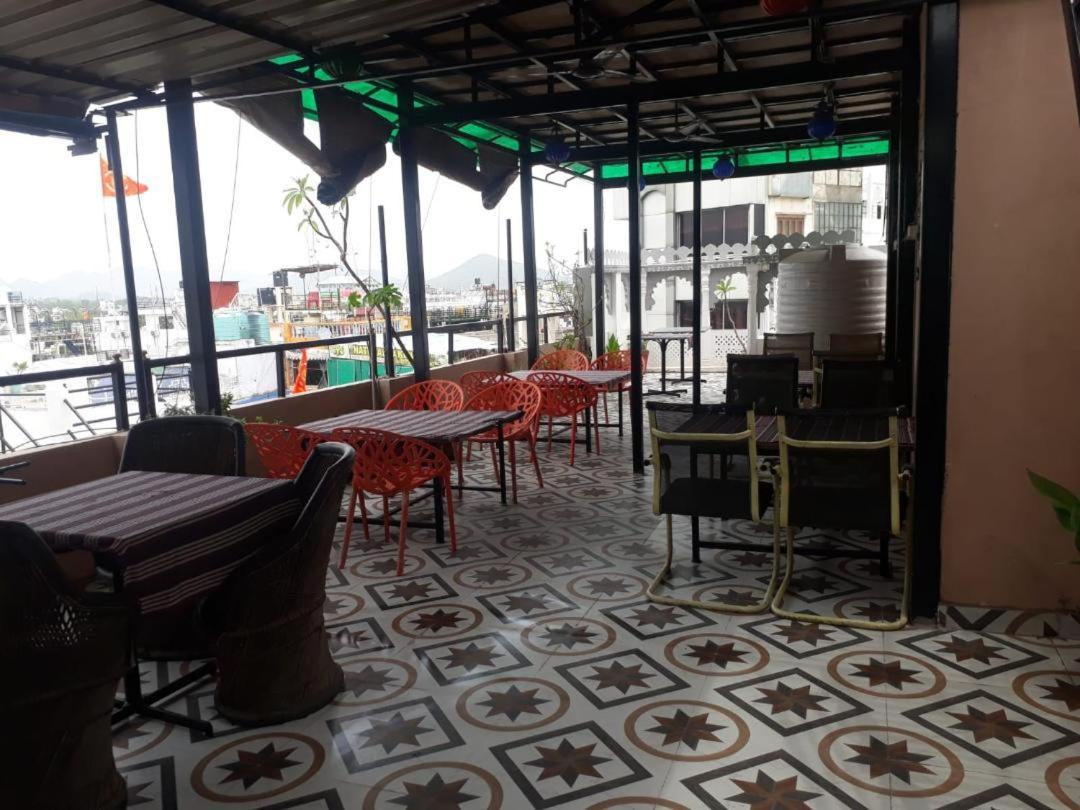 Jag Niwas Guest House & Pure Veg Restaurant Udaipur Exterior foto