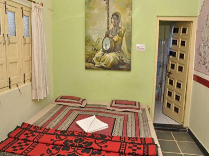 Jag Niwas Guest House & Pure Veg Restaurant Udaipur Exterior foto